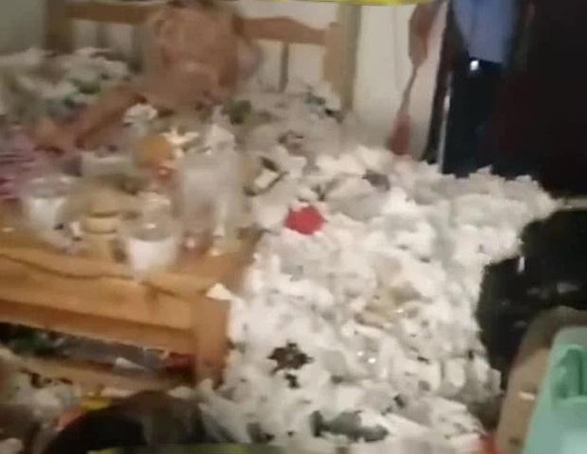 Thành quả là khối lượng "đơn sơ" chỉ 5 bao tải rác đã được nhặt, còn lại vẫn còn ngổn ngang chai lọ dưới sàn nhà.