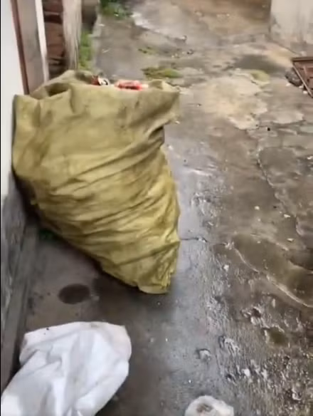 Sau khi "sốc" với căn phòng ngập tràn rác thải, chủ nhà đã phải nhờ bà ve chai đến để thu dọn hộ.