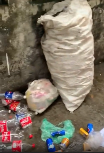 Nguyên một núi rác rải từ dưới sàn nhà, trong gầm giường rồi chất đống trên chiếc chiếu cói mục nát đủ các loại từ hộp đồ ăn, vỏ nước uống, thuốc lá…