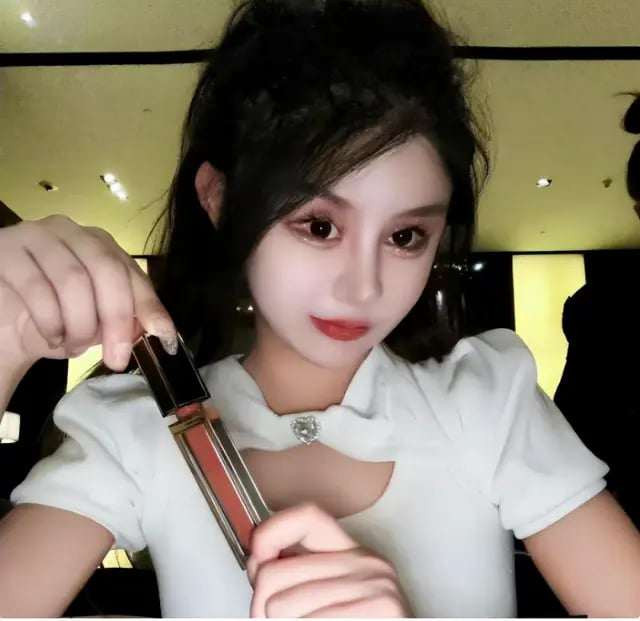 Cô gái tên Chu Sở Na chia sẻ, cô đã trải qua nhiều cuộc phẫu thuật thẩm mỹ trên khuôn mặt này, 8 lần làm mắt hai mí, 6 lần làm mũi... và chi tổng cộng 4 triệu NDT.