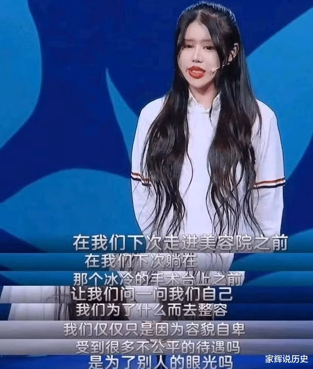 Chu Sở Na tìm thấy ảnh chụp trước đây của cô, trong lòng thở dài, mặc dù lúc đó nhìn cô bình thường, nhưng mỗi nụ cười đều xuất phát từ trái tim.