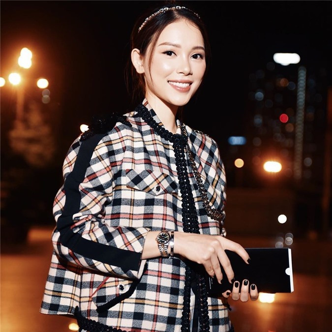 Bức hình duy nhất còn lại trên trang cá nhân của người đẹp Hà thành được cô giữ lại là từ hồi tháng 8/2013. Động thái này của Linh Rin làm dấy lên tin đồn cặp đôi gặp trục trặc chuyện tình cảm. Tuy nhiên, cả hai vẫn theo dõi nhau. Trên trang cá nhân, Phillip Nguyễn vẫn giữ nguyên những hình ảnh chụp chung của hai người.