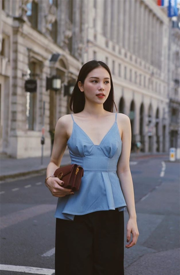 Trên trang cá nhân, Linh Rin thường xuyên chia sẻ những hình ảnh đi du lịch khắp nơi trên thế giới vô cùng sang chảnh. Cô nàng cũng không ít lần chia sẻ hình ảnh diện áo tắm nóng bỏng trong các chuyến du lịch khiến người hâm mộ khó rời mắt.