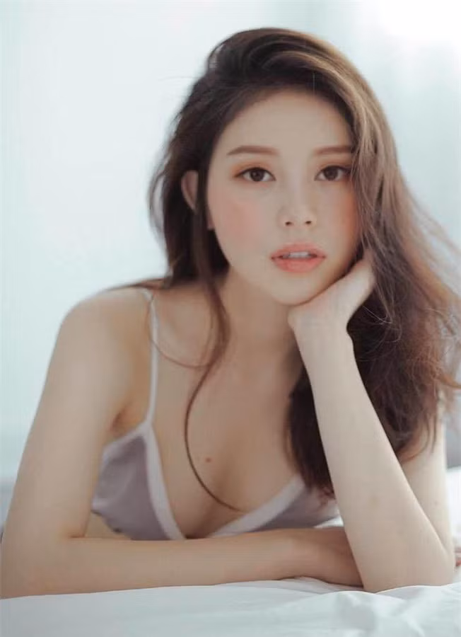 Năm 2017, hot girl Hà thành Linh Rin tham gia cuộc thi The Look, vào đội HLV Phạm Hương và được đánh giá là một trong những gương mặt sáng giá nhất cuộc thi. Tuy nhiên, trước khi công bố top 3 chung cuộc của The Look, cô nàng tuyên bố xin rút lui.