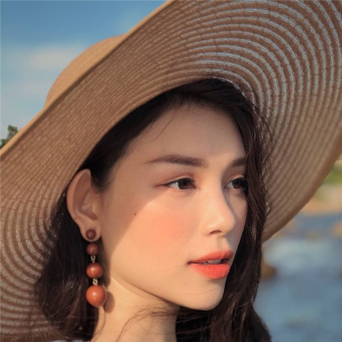 Sau cuộc thi The Look, Linh Rin không tham gia hoạt động showbiz mà dành thời gian đi du học tại Anh.