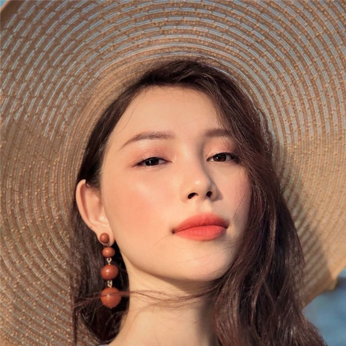 Sau đó, vì được lượt bình chọn cao nhất từ khán giả, Linh Rin vẫn nhận được hợp đồng từ phía nhãn hàng tương đương với quán quân.