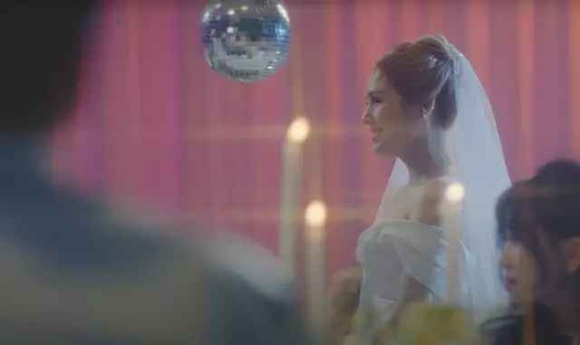 Trong MV, hot girl Xoài Non rạng rỡ khi bước lễ đường, khiến cư dân mạng được dịp xôn xao.