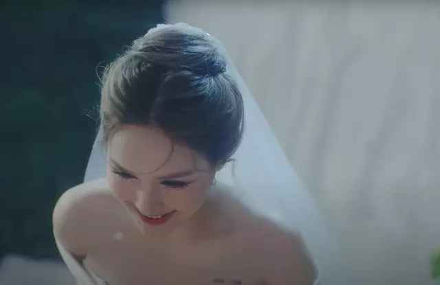 Nhan sắc của Xoài trong sự kiện này được khen ngợi hết lời. Cô chọn cho mình bộ váy cưới đơn giản, thướt tha, tôn lên vóc dáng yêu kiều cùng làn da trắng ngần.