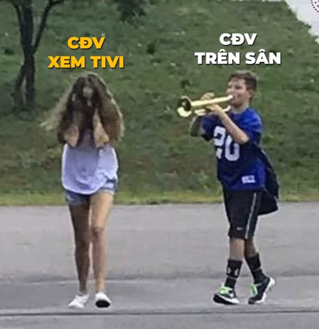 Tiếng cổ vũ khó hiểu của CĐV Ả Rập Xê-út khiến các CĐV online hay xem tivi cảm thấy vô cùng khó chịu. Thậm chí, một số người còn thẳng tay tắt tiếng để tập trung xem diễn biến trận đấu hơn.