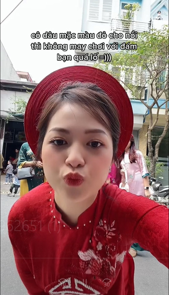 Cuối cùng, cả nhóm bạn vẫn vui vẻ và cùng nhau tạo dáng độc lạ. Nhìn vào cũng đủ hiểu, đôi khi họ vốn dĩ quá thân thiết nên việc cùng ăn mặc thật xinh đẹp, nổi bật trong ngày cưới của bạn cũng không phải điều gì quá nghiêm trọng.