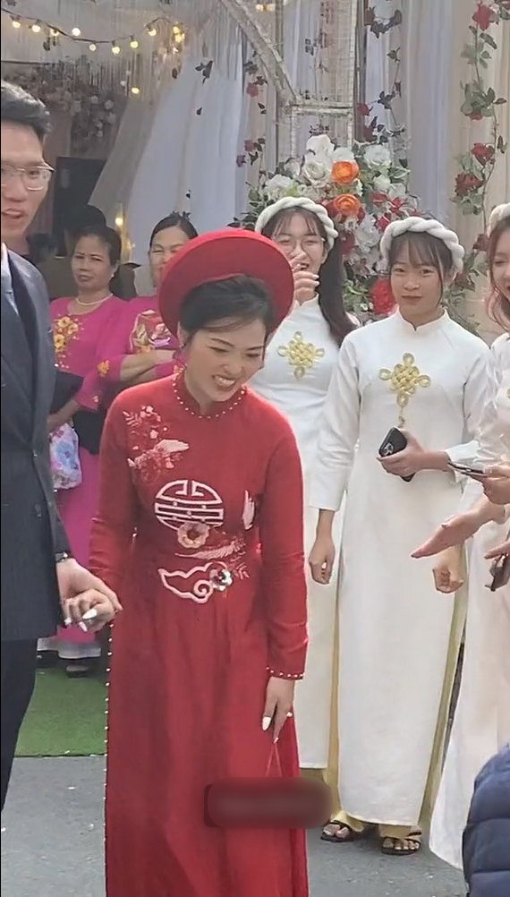 Đồng thời, trong một video khác, cô dâu cũng vui vẻ khoe toàn bộ bạn mình đều đang độc thân. Nếu anh chàng nào muốn "đặt gạch" cứ mạnh dạn nhắn tin.