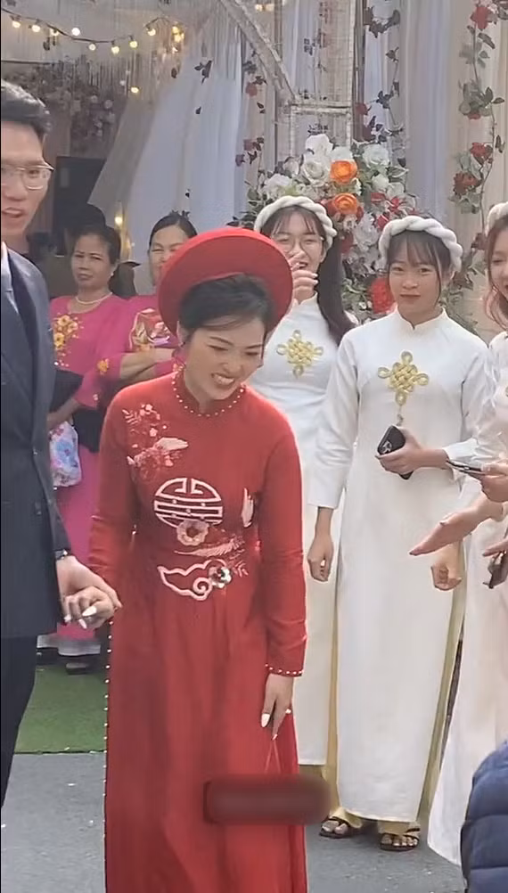 Đồng thời, trong một video khác, cô dâu cũng vui vẻ khoe toàn bộ bạn mình đều đang độc thân. Nếu anh chàng nào muốn "đặt gạch" cứ mạnh dạn nhắn tin.