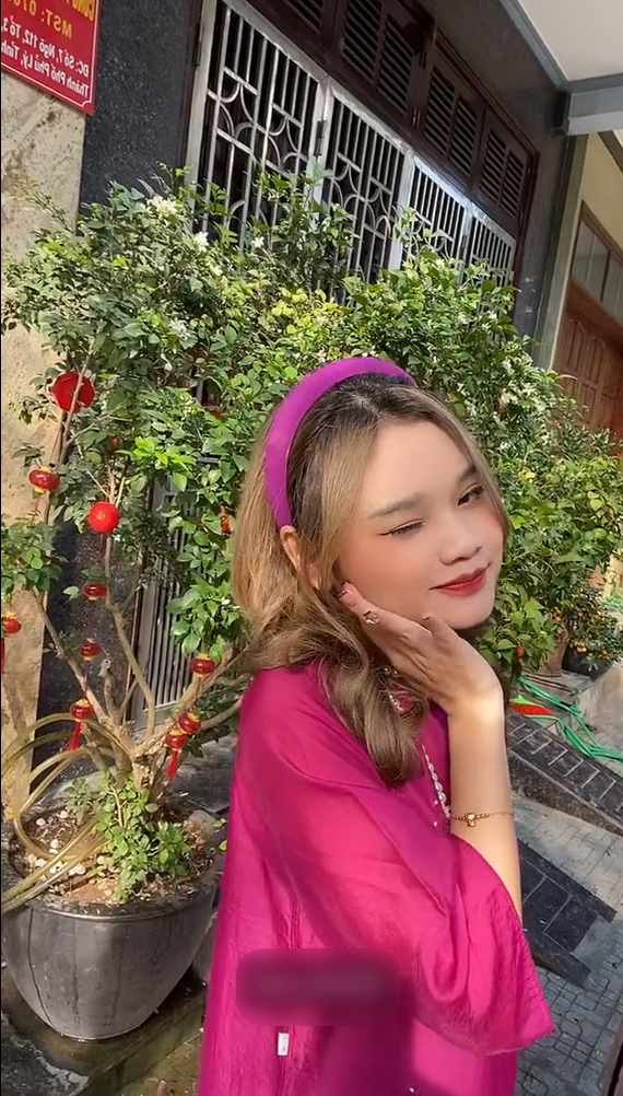 Đây không phải lần đầu tiên trang phục của bạn bè khi đi cưới gây sốt mạng xã hội.