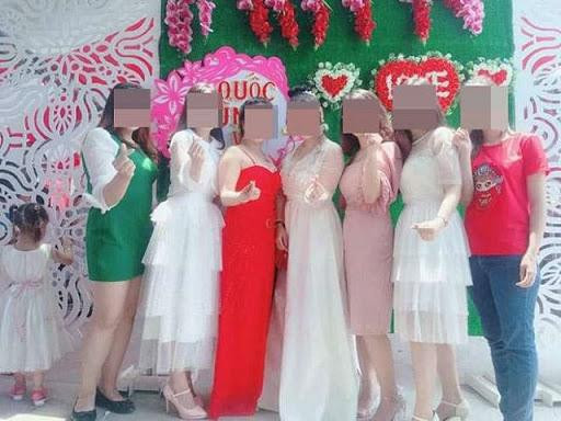 Đi ăn cưới nhưng dàn bạn thân cô dâu lại lên đồ như tiệc của mình.
