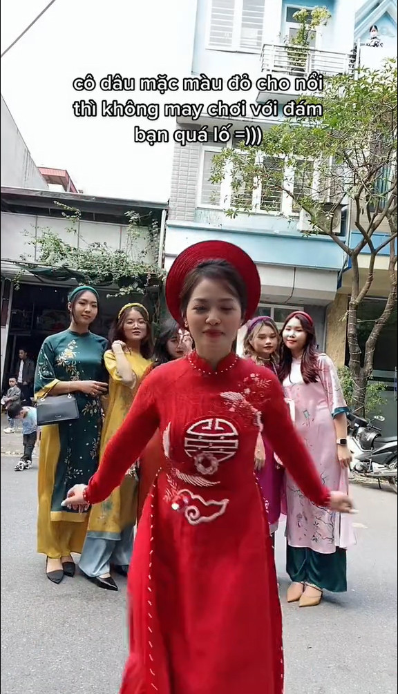 Thế nhưng chẳng thể ngờ được, nhóm bạn thân cũng “lồng lộn” chẳng kém. Cuối cùng, cô dâu lọt thỏm, thậm chí kém nổi bật hơn các bạn.