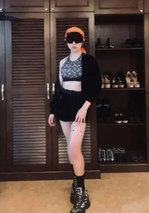 Hình ảnh nữ tính của Gia Kỳ nhận được nhiều lời khen ngợi, khán giả nhận xét rằng rich kid sinh năm 2003 xinh đẹp chẳng kém con gái "xịn".