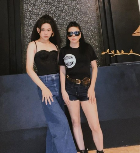 Không chỉ vậy, cậu còn chi hẳn 11 tỷ đồng để tậu xế hộp đắt đỏ vì muốn có "đồ đôi" với thần tượng của mình.