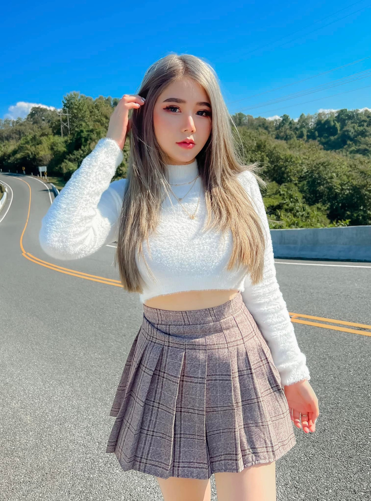 Tận dụng lợi thế là vòng 1 căng đầy hấp dẫn nên nữ giáo viên thường chọn những chiếc áo quây hay váy với vùng cổ khoét sâu