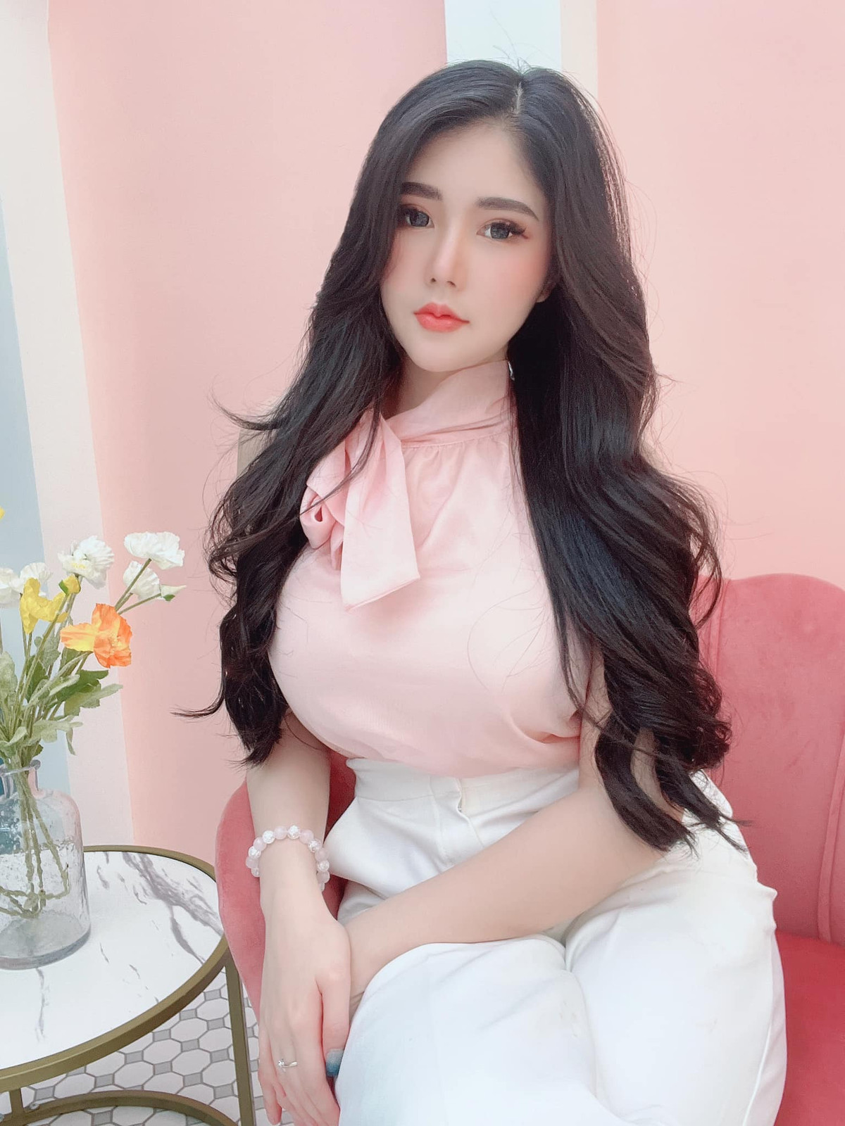 Kanyanat sinh năm 1995 và hiện tại thì cô nàng vẫn lựa chọn công việc quảng cáo cho các nhãn hàng, thương hiệu thời trang, game để có thu nhập.