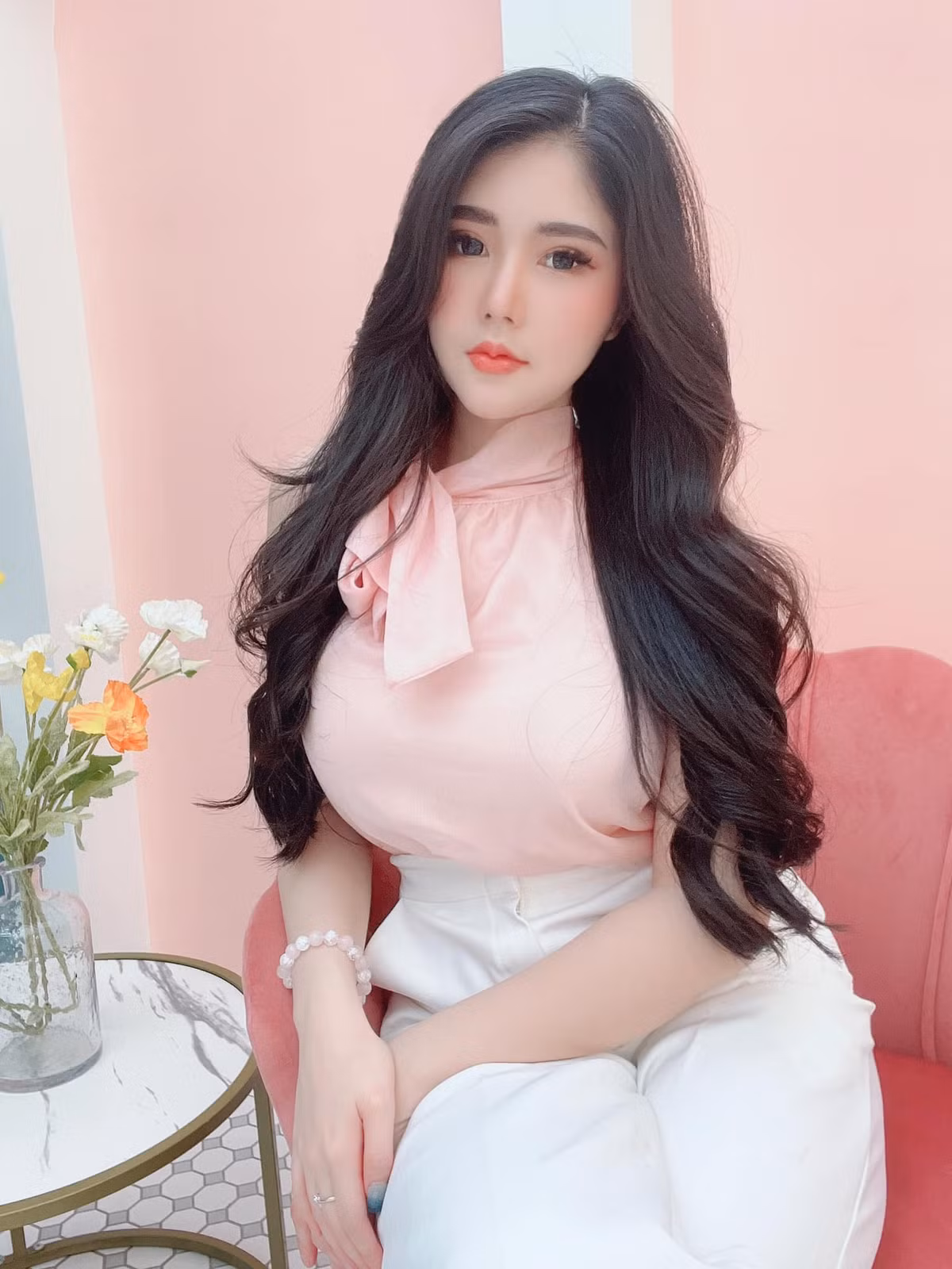 Kanyanat sinh năm 1995 và hiện tại thì cô nàng vẫn lựa chọn công việc quảng cáo cho các nhãn hàng, thương hiệu thời trang, game để có thu nhập.