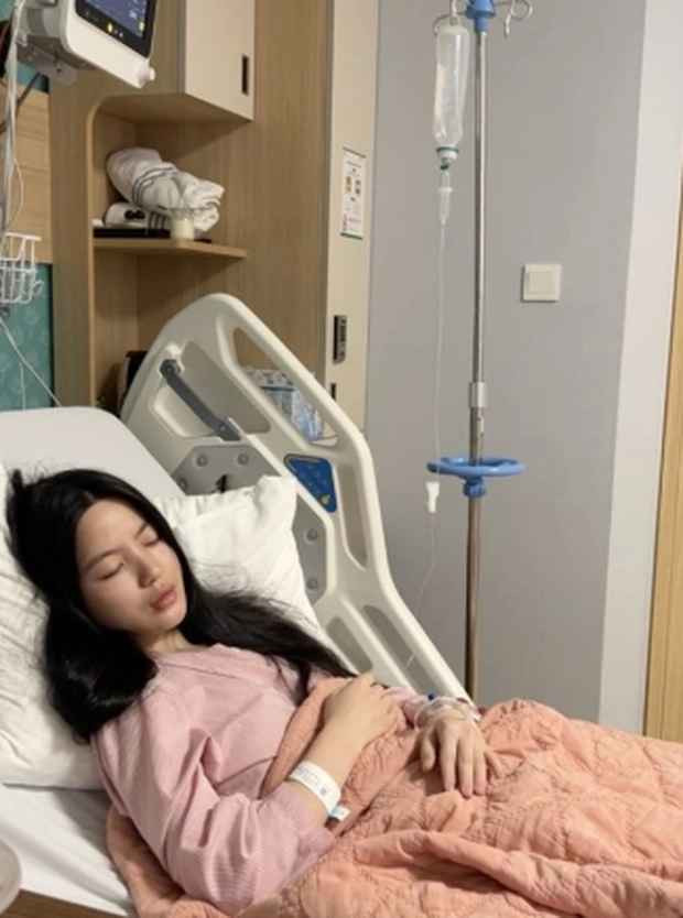 Trước áp lực từ cư dân mạng, Chu Thanh Huyền phải nhập viện vì stress nặng. Theo đó, trên MXH liên tục lan truyền hình ảnh nghi vấn nàng hot girl nhập viện vì uống 80 viên thuốc ngủ.