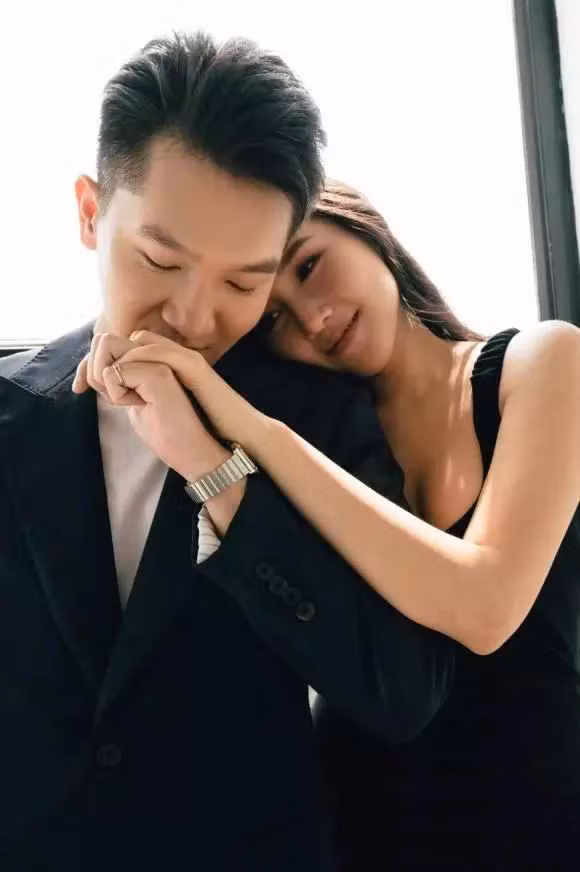 Ở phần bình luận bài đăng, rất nhiều người đã vào gửi lời chúc hạnh phúc đến nữ MC xinh đẹp.