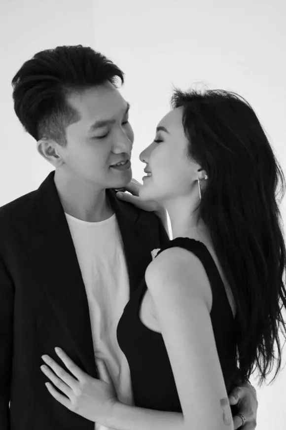 Dù loạt ảnh chụp từ xa nhưng ai cũng nhận thấy Diễm My đang rất hạnh phúc trong ngày trọng đại của cuộc đời.