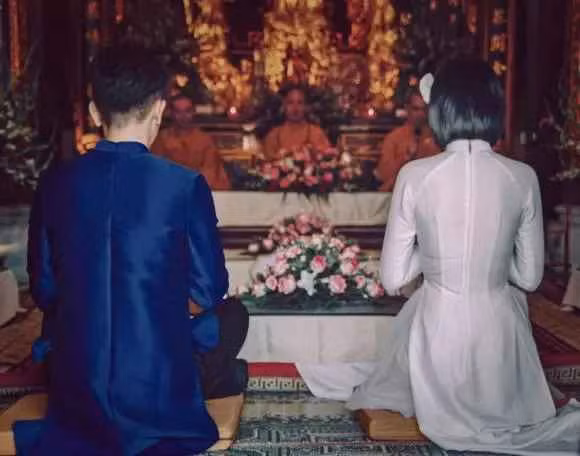 Trong ảnh, cô dâu, chú rể diện áo dài, cùng nhau làm lễ tại chùa. Ngày vui của nữ MC thời tiết còn có sự góp mặt của họ hàng 2 bên gia đình.