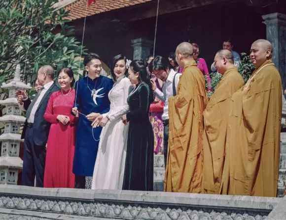 Hậu phát hiện ung thư, nữ MC thời tiết làm lễ Hằng Thuận Hau phat hien ung thu, nu MC thoi tiet lam le Hang Thuan