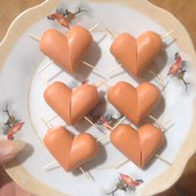 Thấy người ta chiên xúc xích hình trái tim trên mạng, cô gái liền học theo để tặng bạn trai và cái kết cực "đắng".