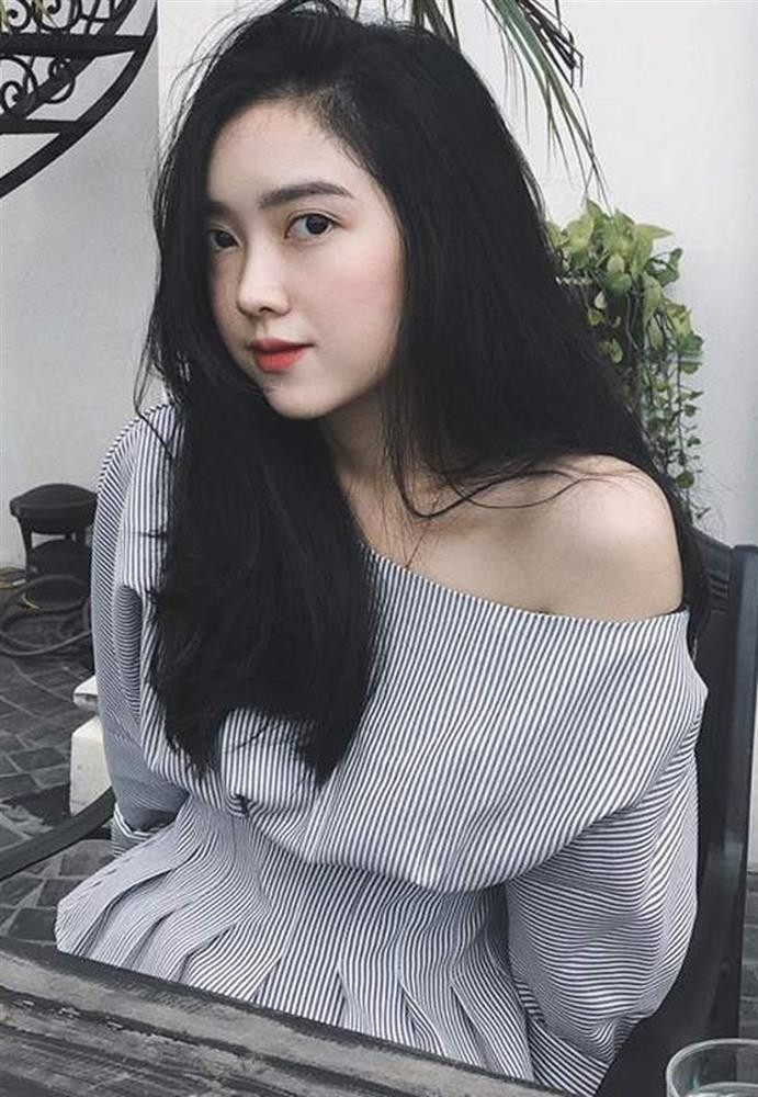 Mai Hà Trang sinh năm 1998, quê Bắc Giang, là sinh viên trường đại học Mỹ thuật Việt Nam. Bạn gái Hà Đức Chinh sở hữu gương mặt ưa nhìn, đôi mắt to tròn, mũi cao, da trắng.