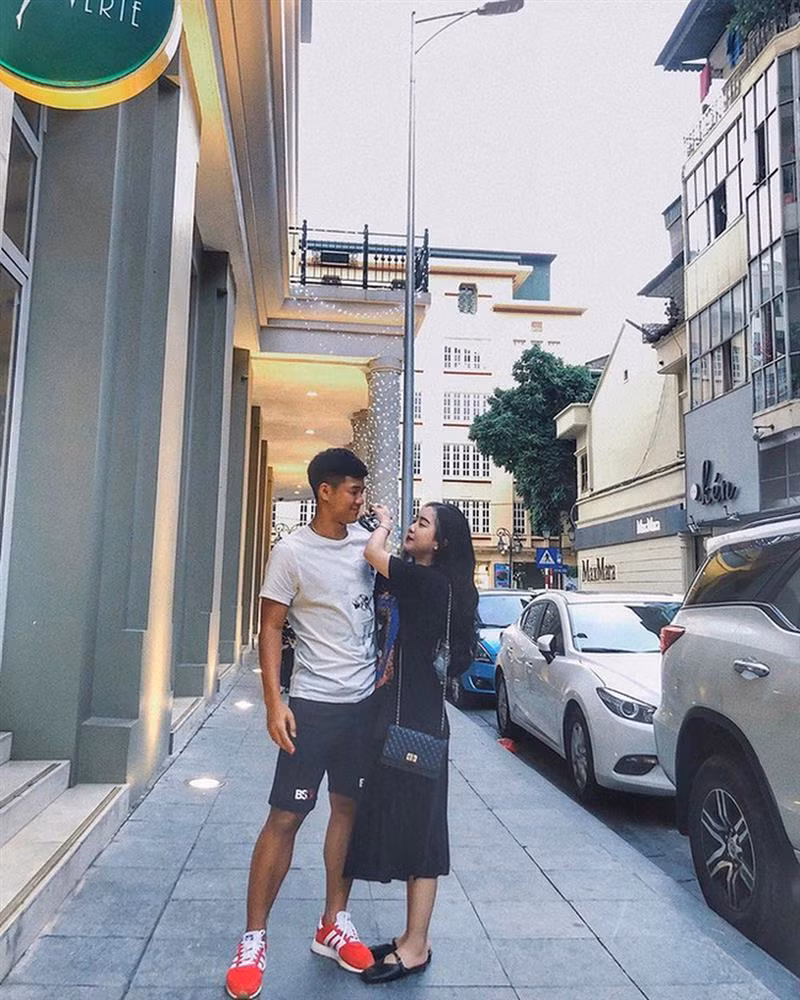 Trên mạng xã hội, Hà Trang liên tục khoe những hình ảnh check-in sang chảnh với body bốc lửa.