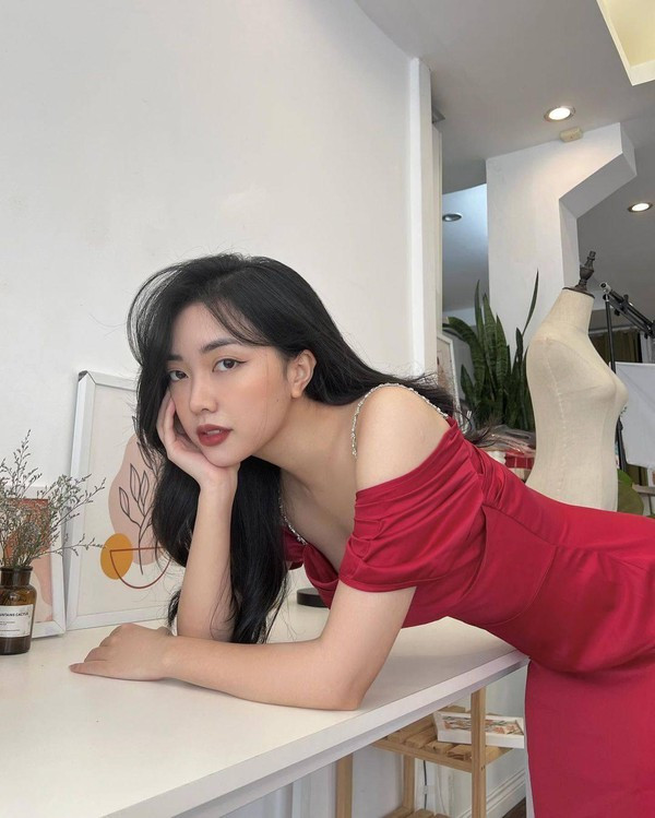 So với các cô bạn gái của những cầu thủ khác thì Hà Trang có đời tư khá kín tiếng. Facebook cô nàng chỉ cập nhật hình ảnh cuộc sống đời thường.