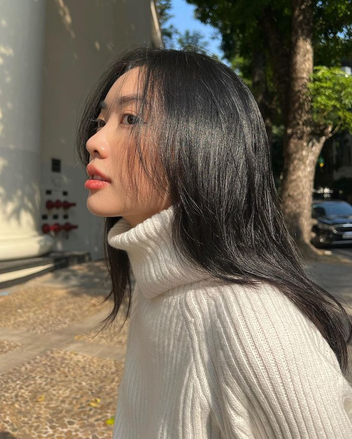 Trước đây nàng Hà Trang từng niềng răng, sau khi tháo niềng, nhan sắc của cô nàng ngày một thăng hạng vì nụ cười đã lên hẳn một "level" mới.