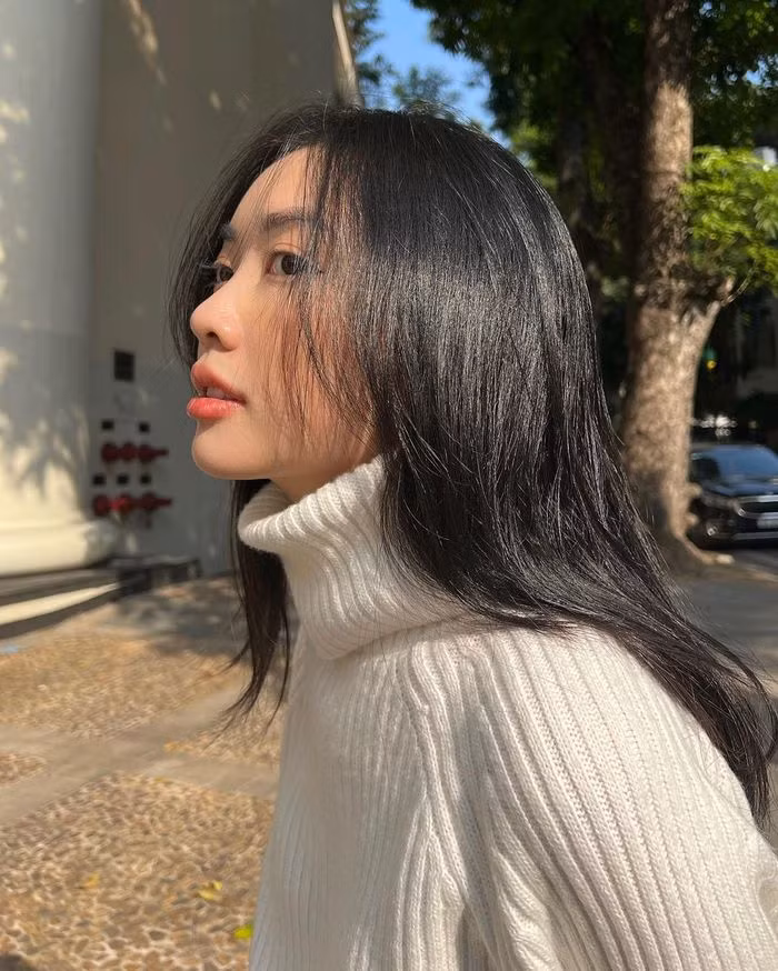 Trước đây nàng Hà Trang từng niềng răng, sau khi tháo niềng, nhan sắc của cô nàng ngày một thăng hạng vì nụ cười đã lên hẳn một "level" mới.