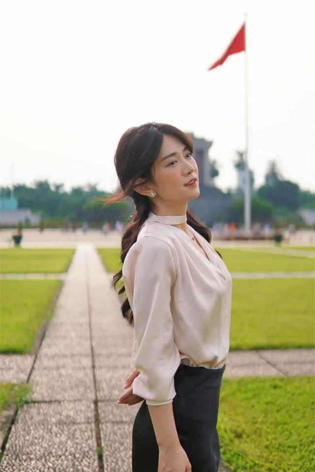 Khi mới nổi, Lê Bống nhận khá nhiều phản ứng trái chiều vì cách ứng xử, phát ngôn hay những lần diện đồ phản cảm. Tuy nhiên, ở thời điểm hiện tại, nàng hot girl TikTok có sự thay đổi rõ rệt trong định hướng hình ảnh. Đặc biệt, khi cô lấn sân thử sức với công việc MC.