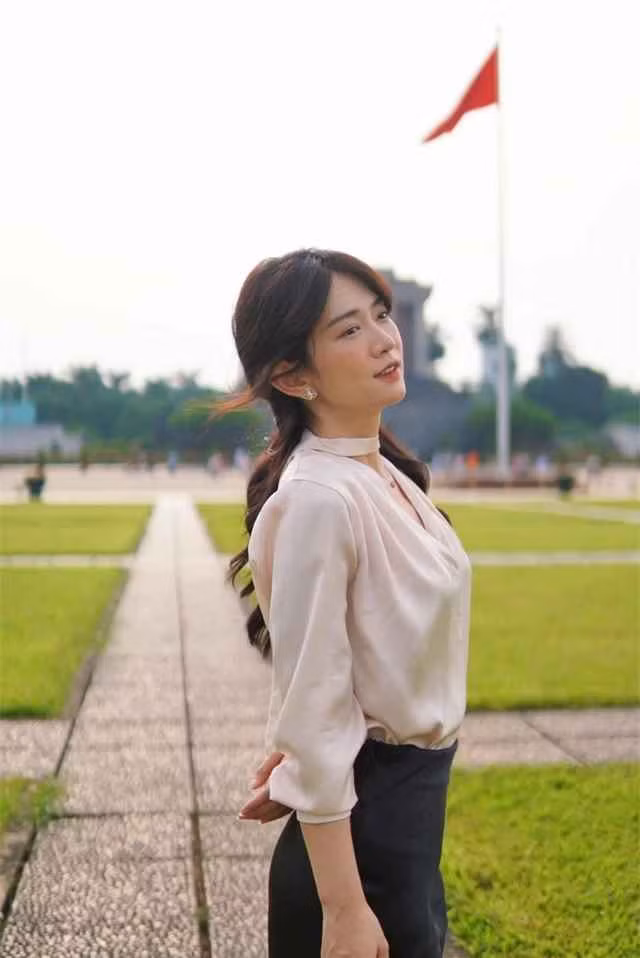 Khi mới nổi, Lê Bống nhận khá nhiều phản ứng trái chiều vì cách ứng xử, phát ngôn hay những lần diện đồ phản cảm. Tuy nhiên, ở thời điểm hiện tại, nàng hot girl TikTok có sự thay đổi rõ rệt trong định hướng hình ảnh. Đặc biệt, khi cô lấn sân thử sức với công việc MC.