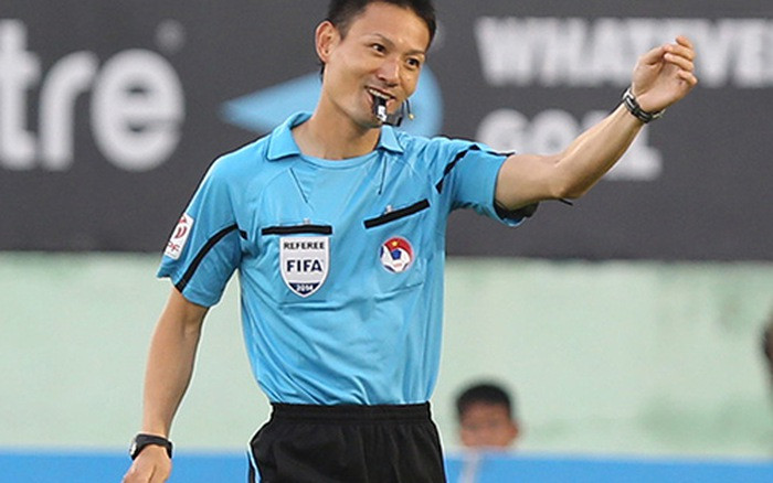 Ông Sato sinh năm 1977, đang làm nhiệm vụ ở giải VĐQG Nhật Bản J.League. Ông được đánh giá là một trong những trọng tài hay nhất ở Nhật Bản những năm vừa qua.