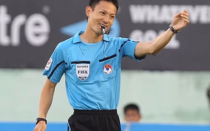 Ông Sato sinh năm 1977, đang làm nhiệm vụ ở giải VĐQG Nhật Bản J.League. Ông được đánh giá là một trong những trọng tài hay nhất ở Nhật Bản những năm vừa qua.