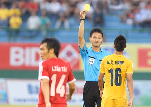 Đối với NHM bóng đá Việt Nam, ông Sato là người quên khi từng là trọng tài ngoại đầu tiên được VPF mời làm nhiệm vụ ở V.League từ năm 2014.