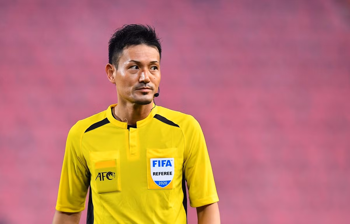 Ông trọng tài người Nhật từng cầm còi trận Bình Dương thắng Thanh Hóa 2-0 ngày 12/6/2014. Ông rút ra 5 thẻ vàng.