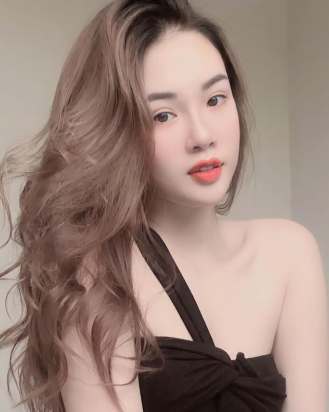 Facebook và Instagram của Ngọc Mai thu hút nhiều sự quan tâm. Nữ tiếp viên hàng không 24 tuổi sở hữu vẻ đẹp tươi trẻ, nõn nà.