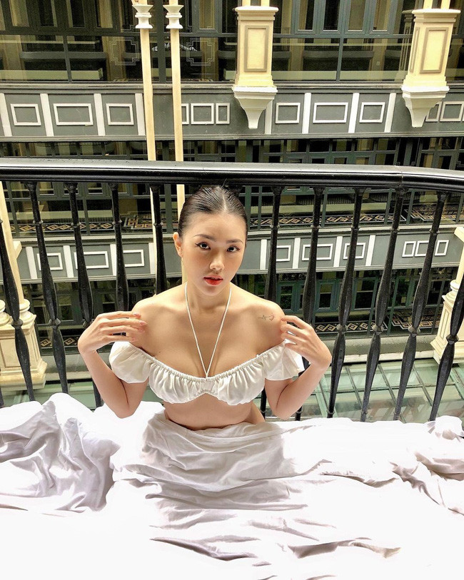 Kim My thường xuất hiện với hình ảnh người phụ nữ trưởng thành, quyến rũ. Chiều cao 1m68 và số đo lần lượt là 86-64-90 (cm), cô nàng gây ấn tượng ngay lần gặp đầu tiên.