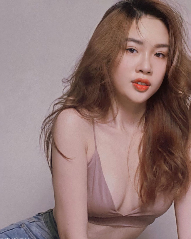 Có lợi thế cả về gương mặt lẫn vóc dáng, người đẹp hàng không có tên Ngọc Mai tự tin theo đuổi phong cách gợi cảm.