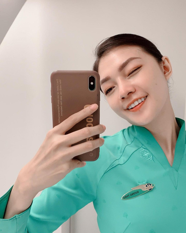 Dương Thu Thảo được mệnh danh là "Hoa khôi tiếp viên hàng không Vietnam Airline". Cô nàng sở hữu gương mặt khả ái, vóc dáng nóng bỏng.