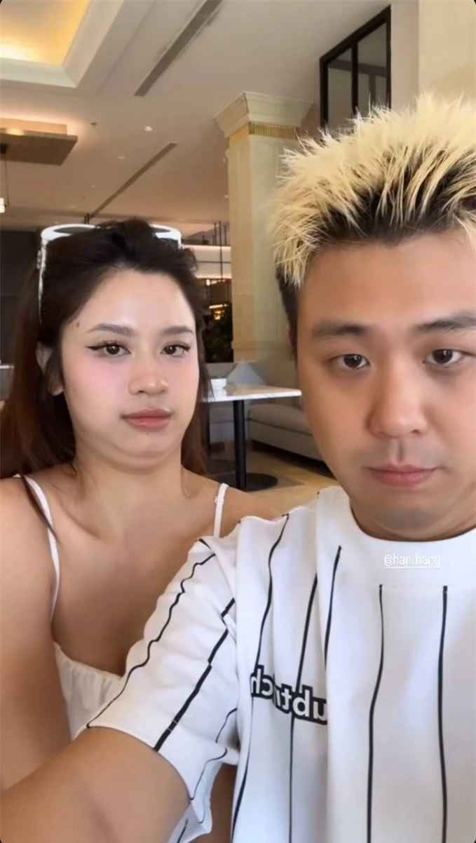 Trong khoảnh khắc này, Hàn Hằng trông vô cùng giản dị khi diện bộ đồ màu trắng, cắt xẻ nhẹ ở phần eo, gương mặt không trang điểm.