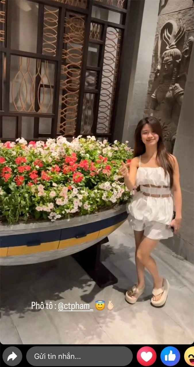 Cụ thể, nàng hot girl xứ Thanh chia sẻ khoảnh khắc được bạn trai Huyme lưu lại trong kỳ nghỉ của cả hai.