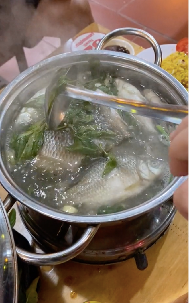 Điều đáng nói là thay vì được cạo vảy, cắt đầu, mổ bụng và làm sạch như nhiều loại cá khác, người ta lại cho nguyên con cá vào nồi để nấu luôn.