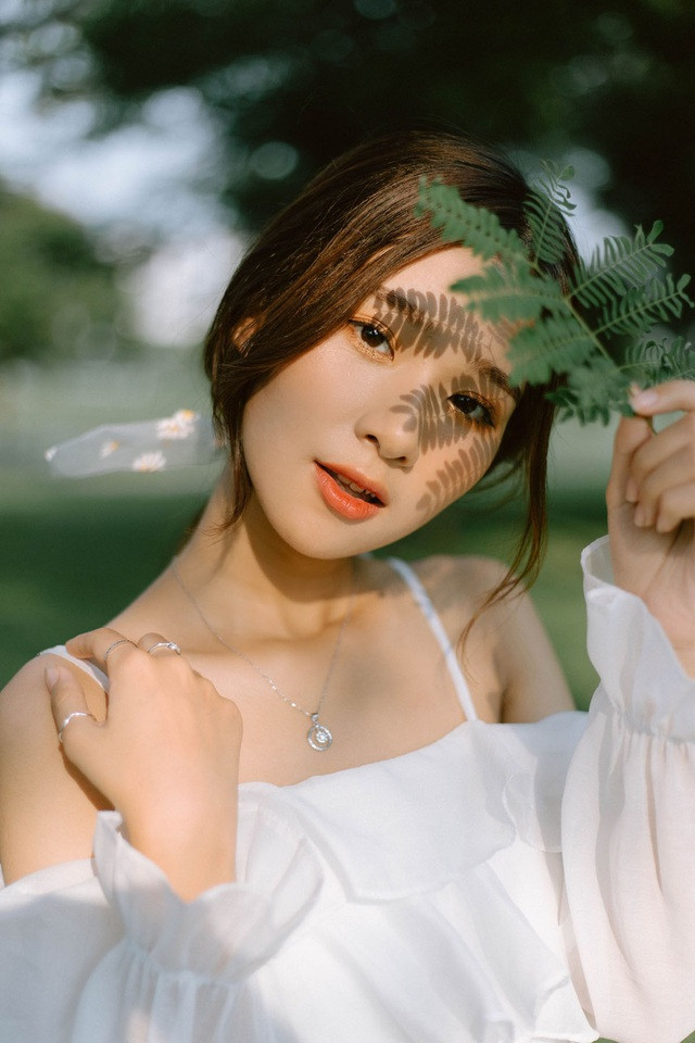 Chỉ với những khoảnh khắc trong bộ đồng phục học sinh, Nguyễn Thu Trang vẫn nổi bật với vẻ đẹp giản dị, trong sáng.