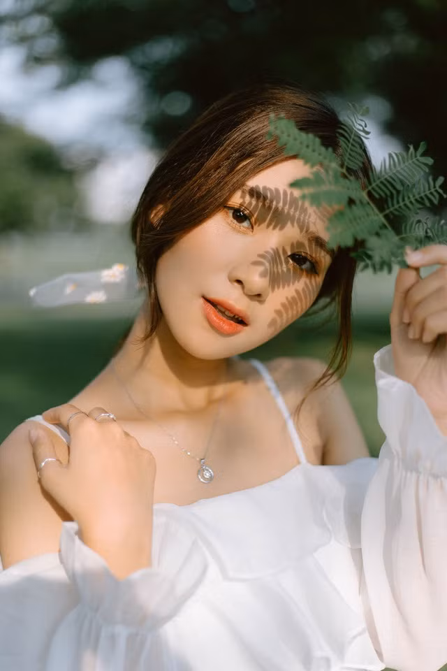 Chỉ với những khoảnh khắc trong bộ đồng phục học sinh, Nguyễn Thu Trang vẫn nổi bật với vẻ đẹp giản dị, trong sáng.